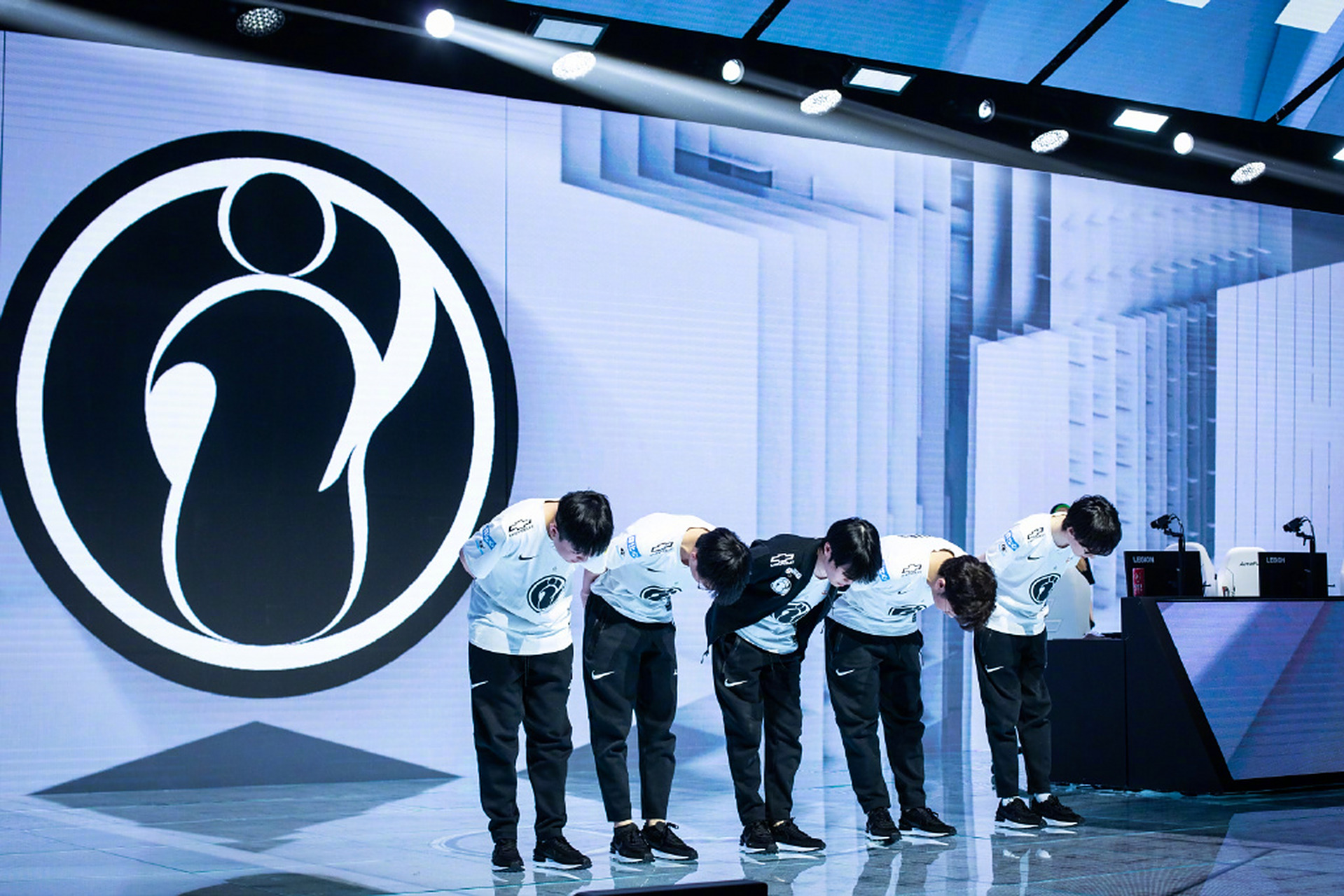 爱游戏下载- 败北引爆全场！，Rookie意外战胜巴塞罗那再创辉煌时刻